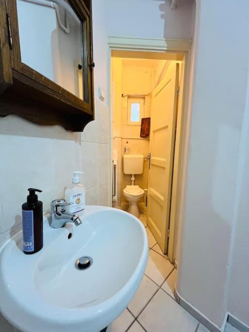 Downtown Unirii Square Private Economy Rooms With Shared Amenities บูคาเรสต์ ภายนอก รูปภาพ