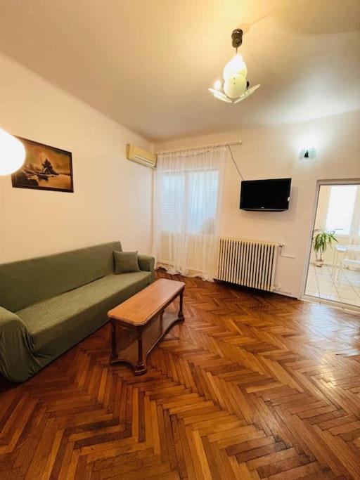 Downtown Unirii Square Private Economy Rooms With Shared Amenities บูคาเรสต์ ภายนอก รูปภาพ