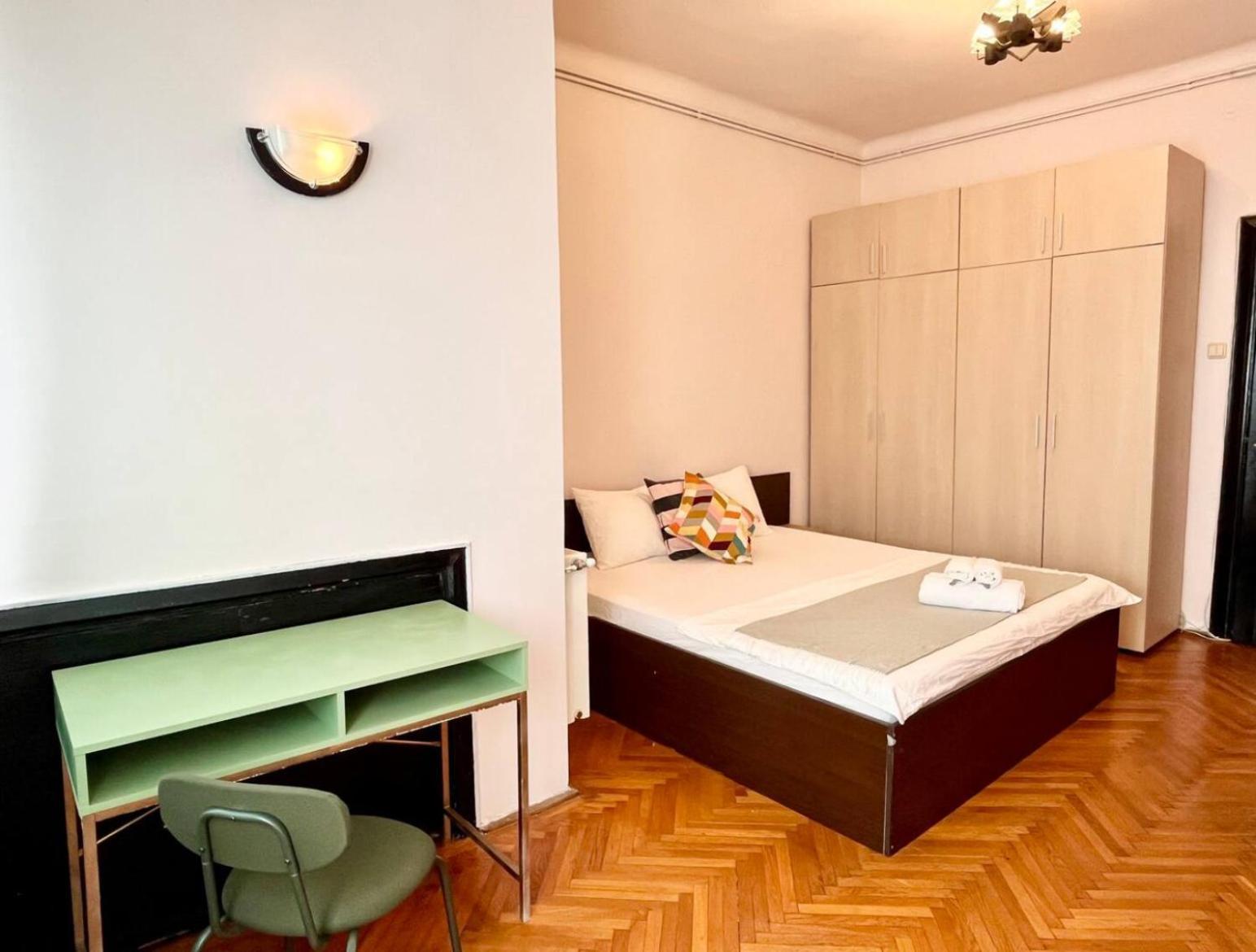 Downtown Unirii Square Private Economy Rooms With Shared Amenities บูคาเรสต์ ภายนอก รูปภาพ