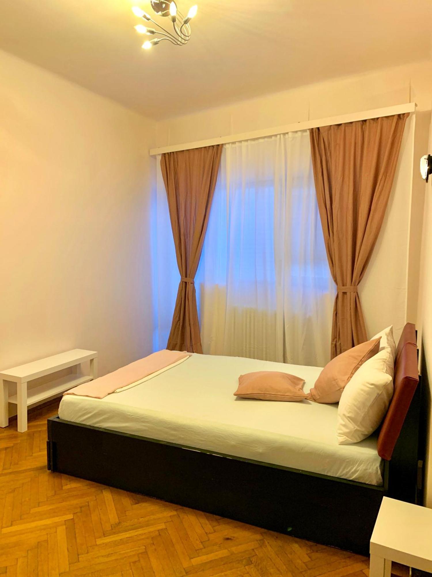Downtown Unirii Square Private Economy Rooms With Shared Amenities บูคาเรสต์ ห้อง รูปภาพ