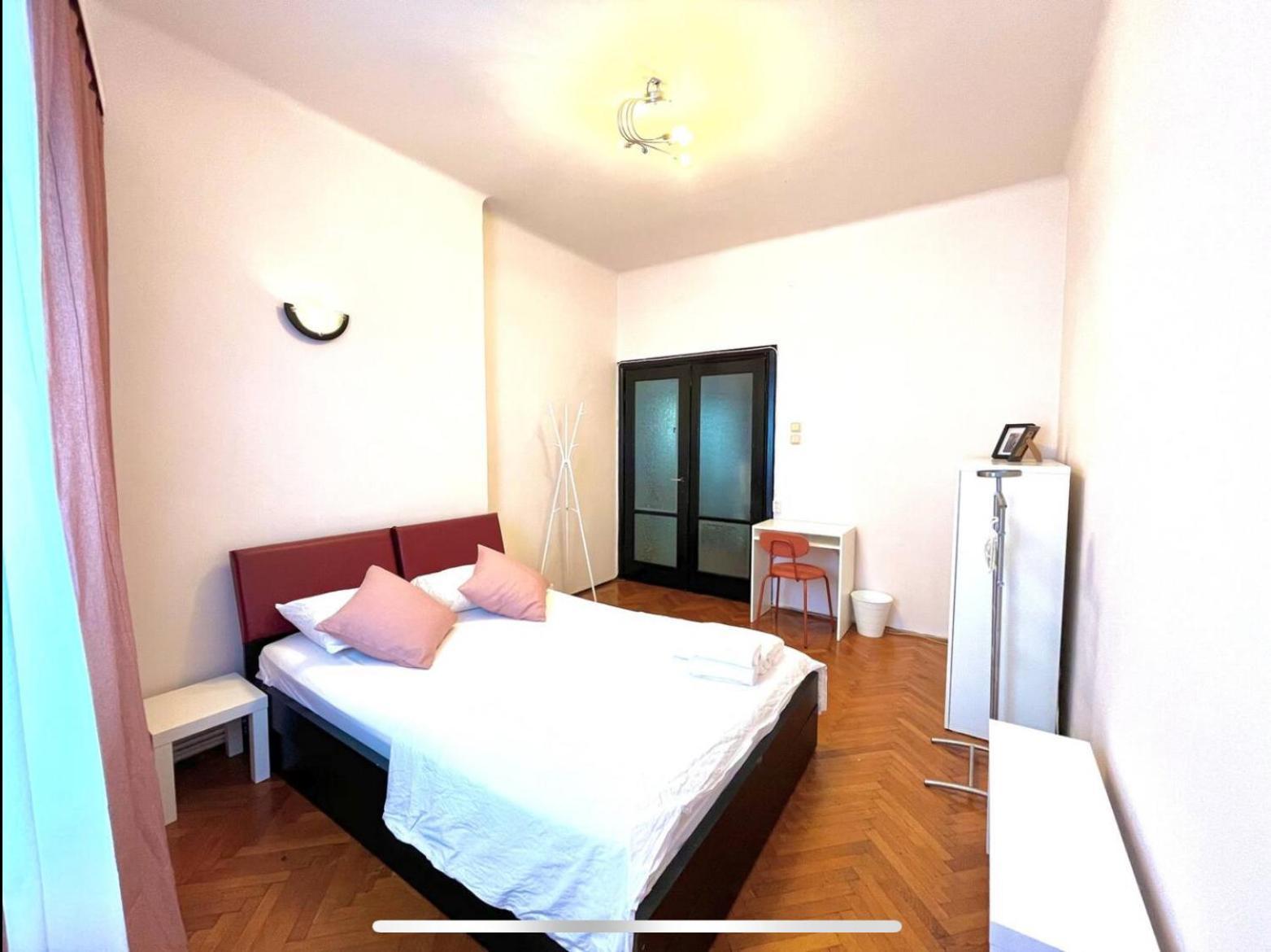 Downtown Unirii Square Private Economy Rooms With Shared Amenities บูคาเรสต์ ภายนอก รูปภาพ