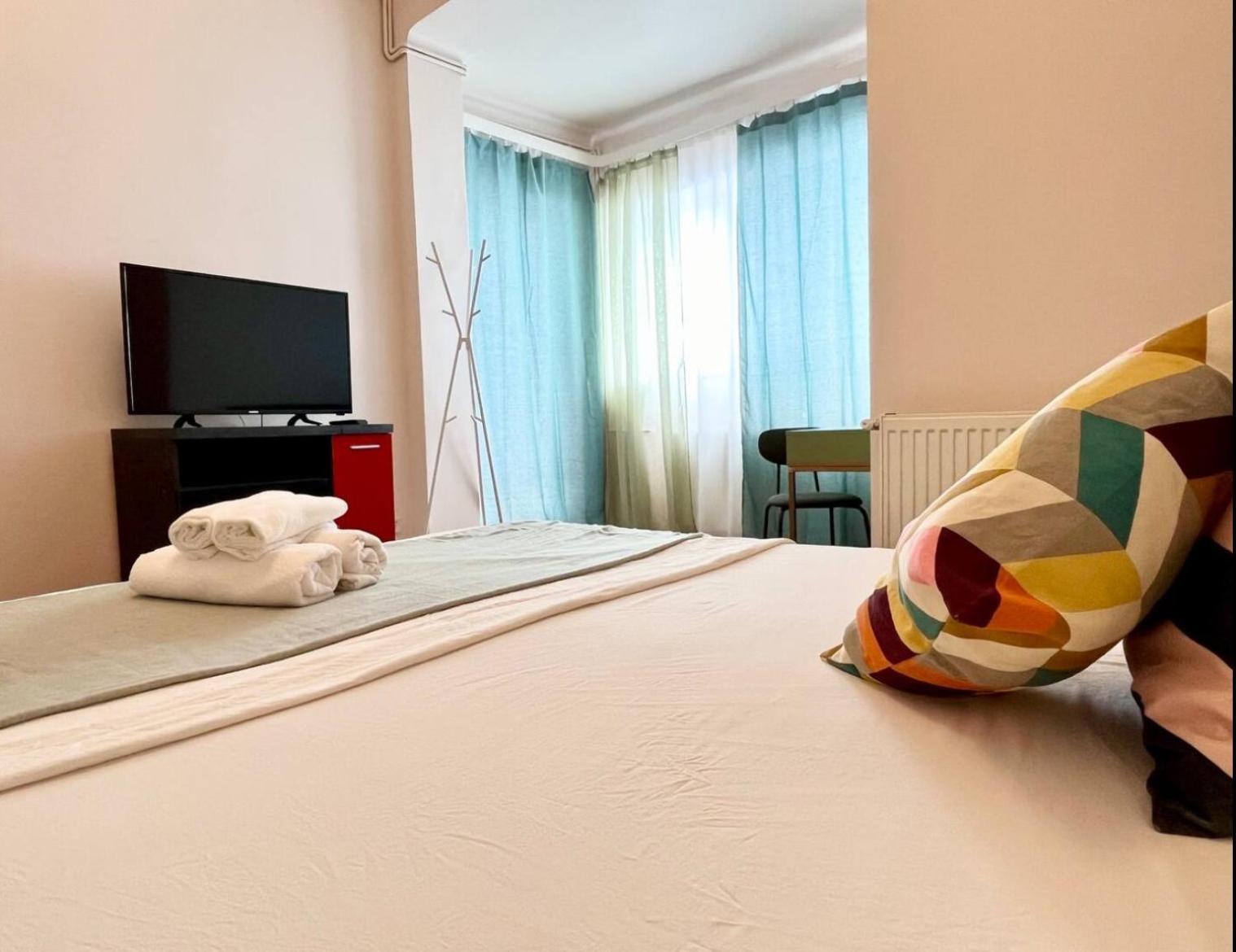 Downtown Unirii Square Private Economy Rooms With Shared Amenities บูคาเรสต์ ภายนอก รูปภาพ