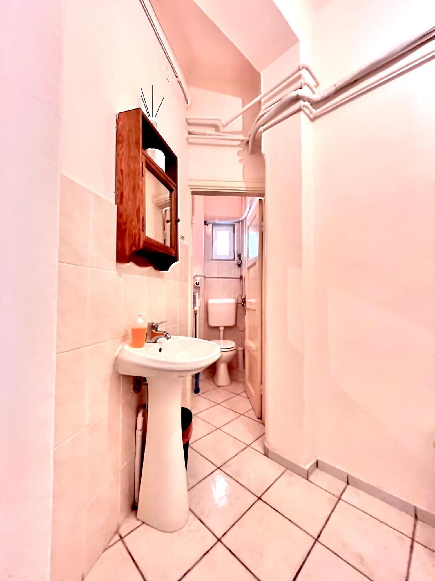 Downtown Unirii Square Private Economy Rooms With Shared Amenities บูคาเรสต์ ภายนอก รูปภาพ