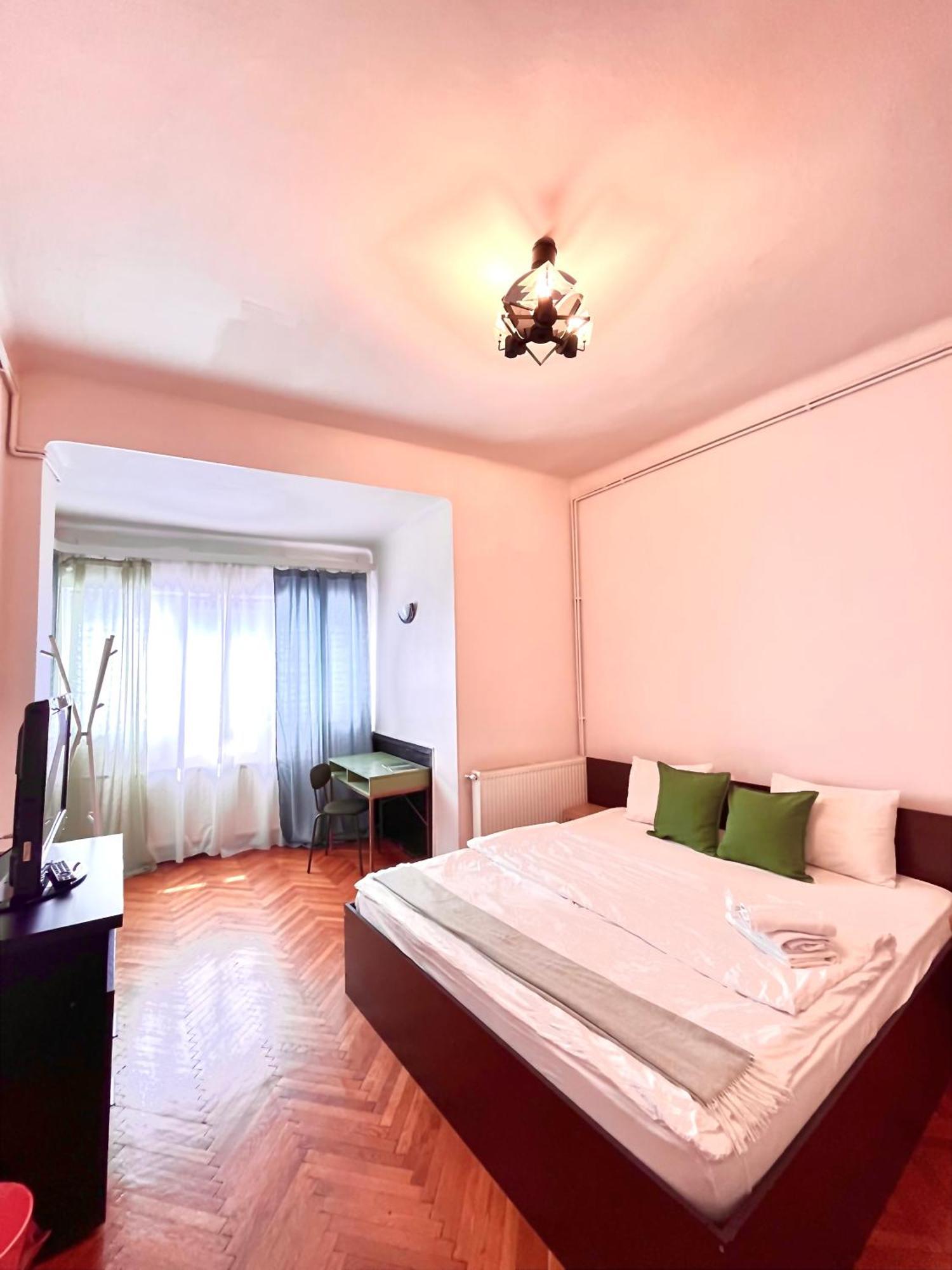 Downtown Unirii Square Private Economy Rooms With Shared Amenities บูคาเรสต์ ภายนอก รูปภาพ