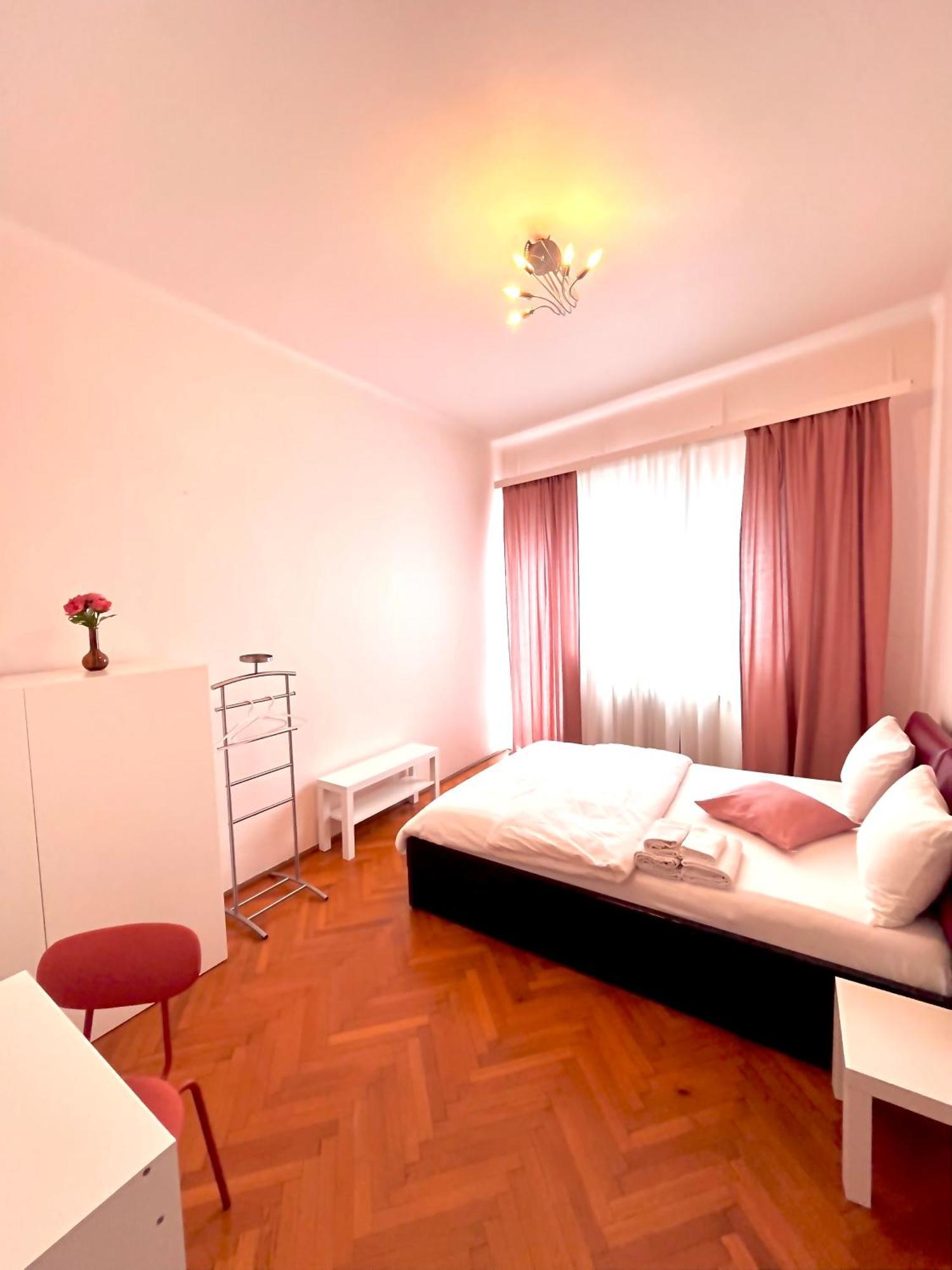 Downtown Unirii Square Private Economy Rooms With Shared Amenities บูคาเรสต์ ภายนอก รูปภาพ